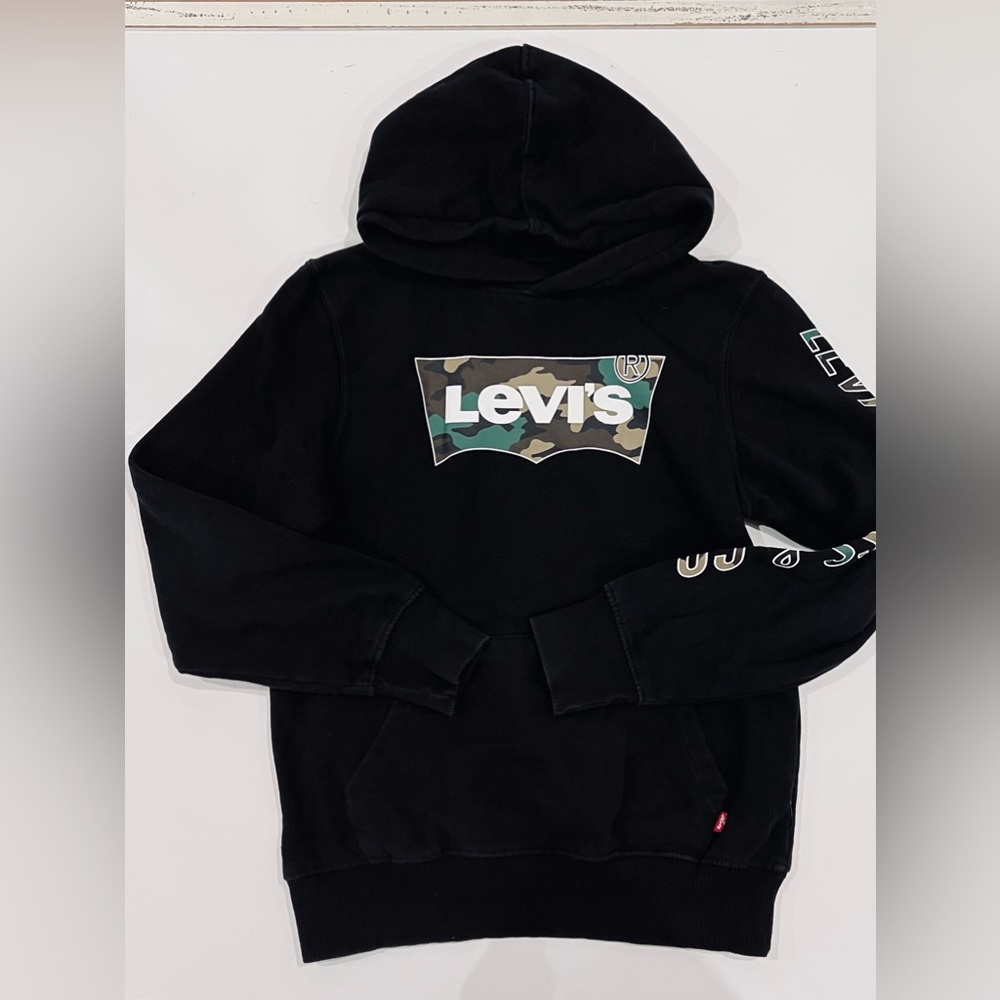 Boys Levi’s sz 12 black camo letter hoodie sweater